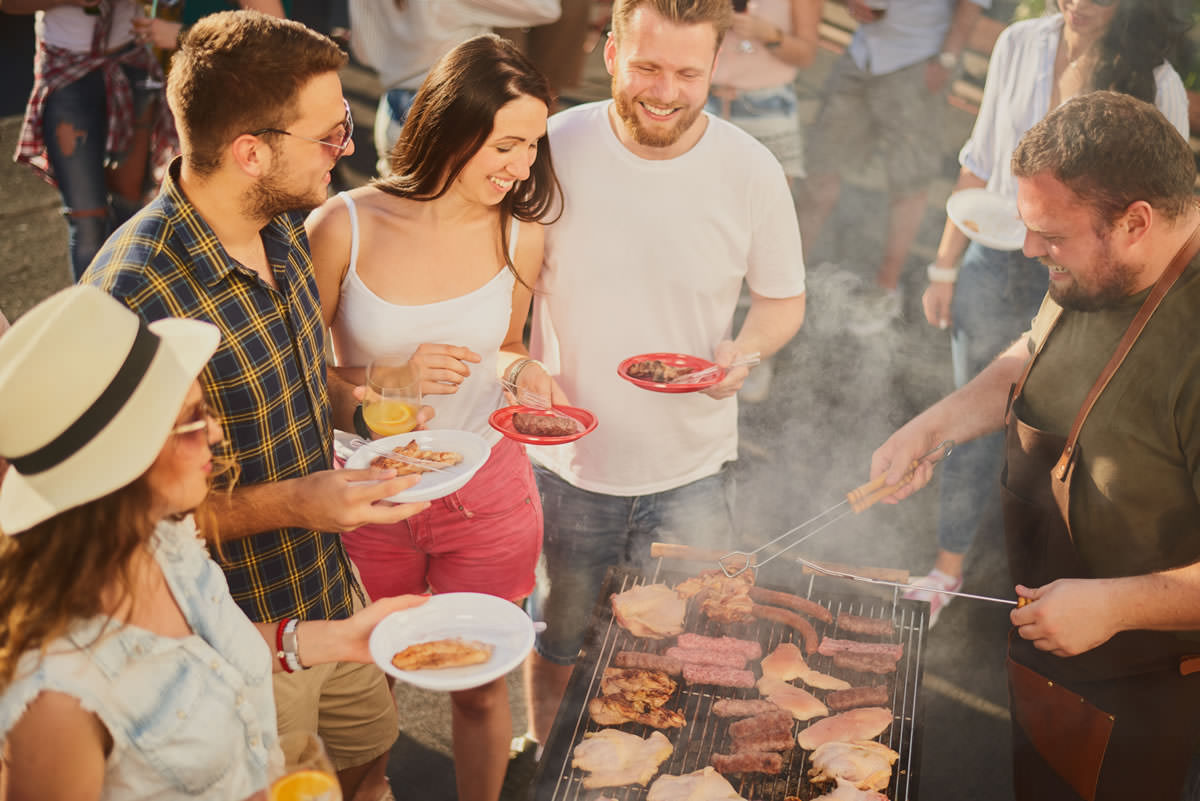 Grillen und Kochen im Garten mit Familie und Freunden